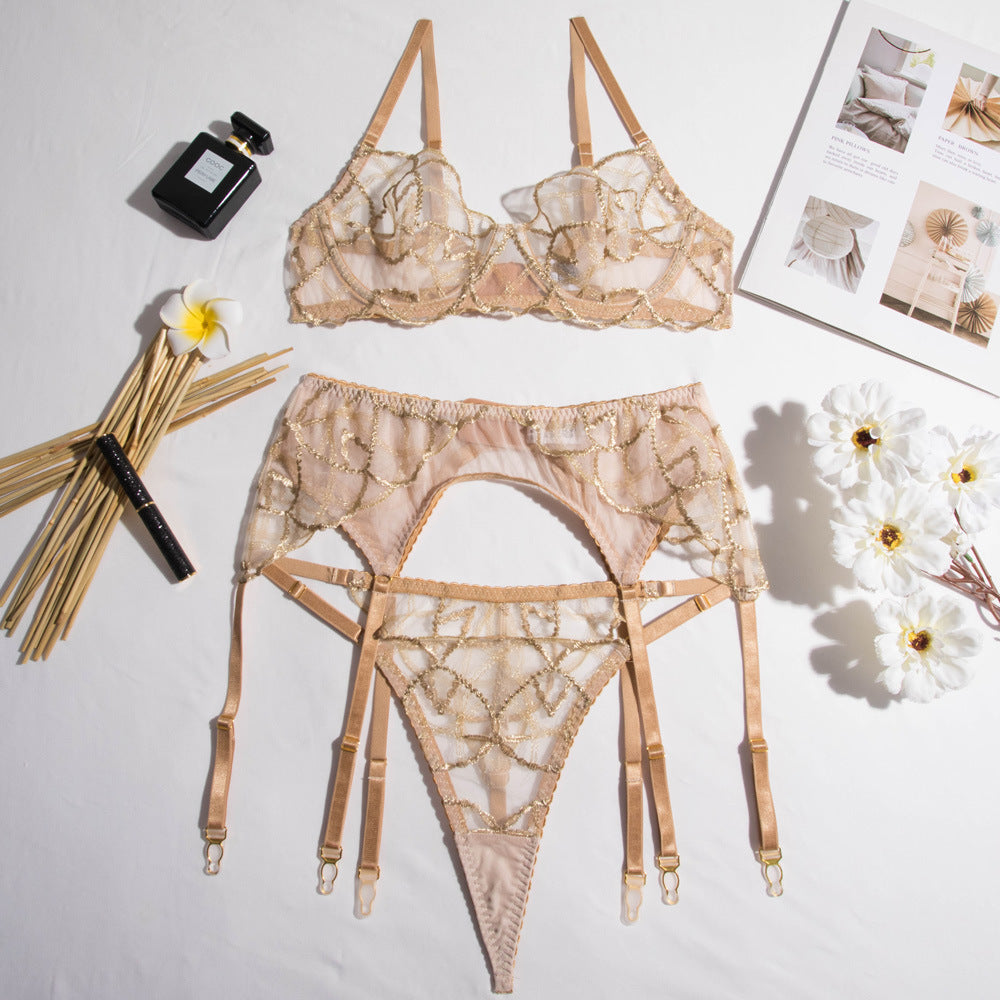 Ensemble 3 pièces de lingerie brodée dorée