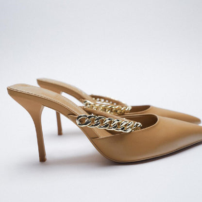 Tacones con cadena y punta puntiaguda