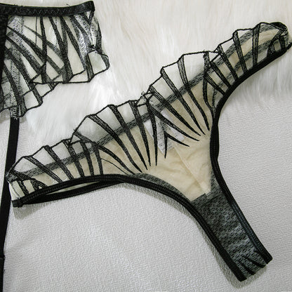 Ensemble de lingerie trois pièces brodé transparent